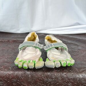Vibrant toe shoes size(5.5)
